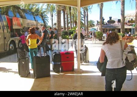 Urlauber Bustransfer zum Flughafen Rosario - hier vor Stella Canaris Hotelanlage in Jandia auf Fuerteventura Süd - gesehen am 10.01.2013 *** transfert en bus vacancier à l'aéroport de Rosario ici en face du complexe hôtelier Stella Canaris à Jandia sur Fuerteventura Sud vu le 10 01 2013 Banque D'Images