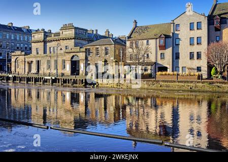 Royaume-Uni, Écosse, Édimbourg, Leith, The Shore, quai des douanes et eau de Leith. Banque D'Images