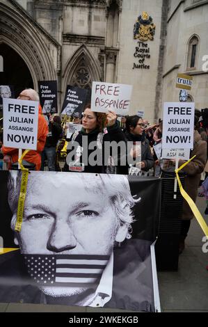 Les partisans du fondateur de Wikileaks, Julian Assange, manifestent devant les cours royales de justice pour réclamer sa liberté au début d'une audience de 2 jours Banque D'Images