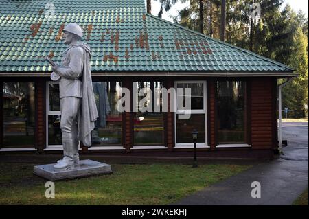 © Jan Schmidt-Whitley/le Pictorium/MAXPPP - Druskininkai 19/02/2024 Jan Schmidt-Whitley/le Pictorium - 19/02/2024 - lituanie/les pays baltes/Druskininkai - Statue d'un soldat sovietique. Le parc Grutas est un musee de plein air presentant une collection de statues et d'autres objets emblematiques de l'ere sovietique. Il a ete fonde en 2001 a environ 130 km au sud-ouest de Vilnius. - Valeurs actuelles Out, no jdd, jdd out, RUSSIA OUT, NO RUSSIA #norussia/19/02/2024 - lituanie/Baltic Countries/Druskininkai - Statue de soldat soviétique. Grutas Park est un musée en plein air Banque D'Images