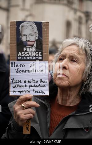 Les partisans du fondateur de Wikileaks, Julian Assange, manifestent devant les cours royales de justice pour réclamer sa liberté au début d'une audience de 2 jours Banque D'Images