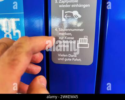 Berlin, Allemagne - 11 janvier 2024 : Apprenez comment effectuer un paiement après avoir fait le plein dans une station-service Esso en Allemagne Banque D'Images