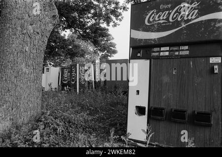 Les machines de vente Coca-Cola abandonnées sur les terres inexploitées en Géorgie dans les années 1980 Banque D'Images