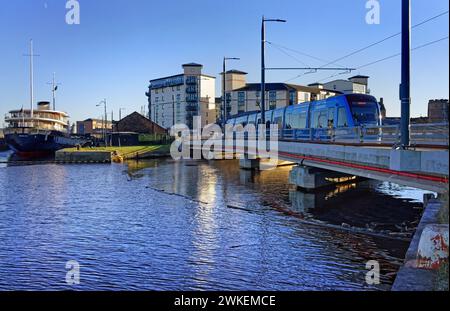 Royaume-Uni, Écosse, Édimbourg, Port of Leith Docks, Tram traversant Victoria Bridge. Banque D'Images