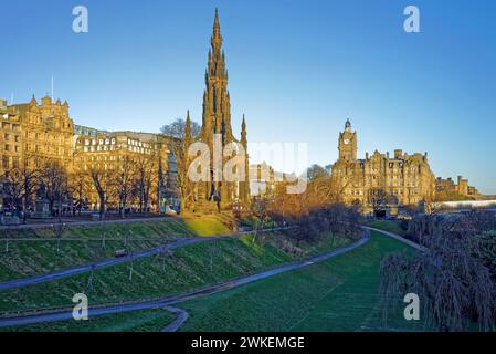 Royaume-Uni, Écosse, Édimbourg, East Princes Street Gardens, Scott Monument et Balmoral Hotel. Banque D'Images