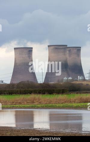 Les tours de refroidissement de Fiddler's Ferry Power Station, Cuerdley, Warrington, Cheshire, Angleterre Banque D'Images