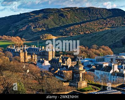 Royaume-Uni, Écosse, Édimbourg, vue depuis Calton Hill sur le parc et le palais de Holyrood. Banque D'Images