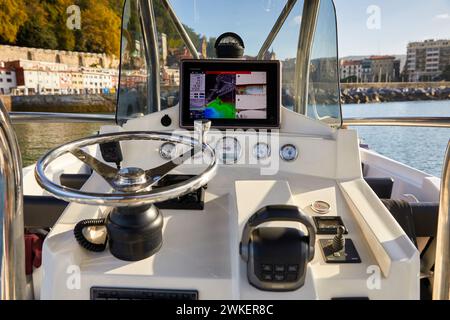 Bateau pour des excursions touristiques dans le port de Donostia, Saint-Sébastien, pays Basque, Espagne Banque D'Images