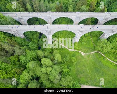 Vue aérienne d'anciens ponts ferroviaires en béton à Stanczyki, Mazury, Pologne Banque D'Images
