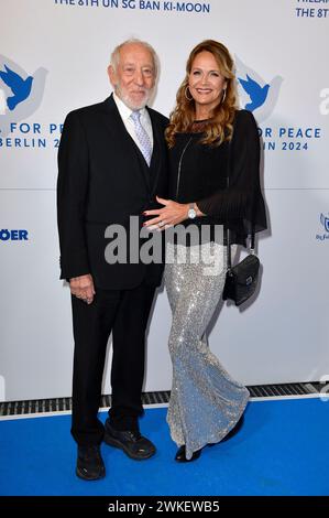 Dieter Hallervorden mit Ehefrau Christiane Zander BEI der Cinema for Peace Gala 2024 im WECC - Westhafen Event & Convention Center. Berlin, 19.02.2024 Banque D'Images