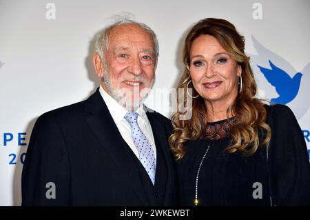 Dieter Hallervorden mit Ehefrau Christiane Zander BEI der Cinema for Peace Gala 2024 im WECC - Westhafen Event & Convention Center. Berlin, 19.02.2024 Banque D'Images