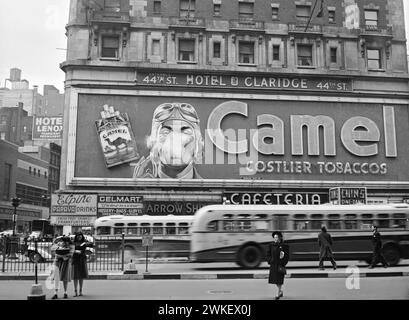 New York, États-Unis. Juin 1948. Panneau publicitaire avec de la vraie fumée pour la marque de cigarettes Camel à Times Square. Crédit : John Vachon pour Bureau of War information Banque D'Images