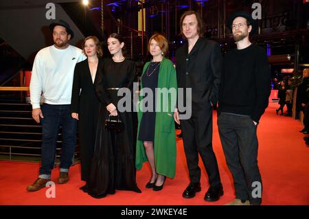 Ronald Zehrfeld, Saskia Rosendahl, Anna Bederke, Corinna Harfouch, Matthias Glasner, Lars Eidinger und Robert Gwisdek BEI der Premiere des Kinofilms 'Sterben / Dying' auf der Berlinale 2024 / 74. Internationale Filmfestspiele Berlin im Berlinale Palast. Berlin, 18.02.2024 Banque D'Images