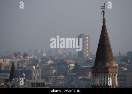 Milan, Italie. 20 février 2024. Foto Claudio Furlan/Lapresse 20-02-2024 Milan - nouvelles Foschia nei cieli di Milano per l'alta concentrazione di smog photo Claudio Furlan/Lapresse 20-02-2024 Milan - nouvelles Haze dans le ciel de Milan en raison d'une forte concentration de smog crédit : LaPresse/Alamy Live News Banque D'Images