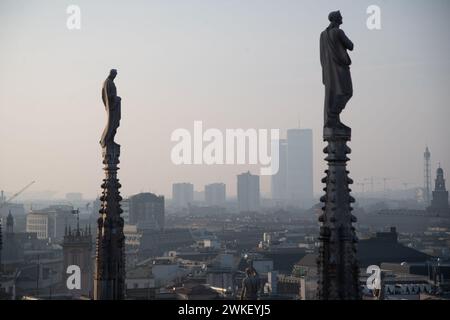 Milan, Italie. 20 février 2024. Foto Claudio Furlan/Lapresse 20-02-2024 Milan - nouvelles Foschia nei cieli di Milano per l'alta concentrazione di smog photo Claudio Furlan/Lapresse 20-02-2024 Milan - nouvelles Haze dans le ciel de Milan en raison d'une forte concentration de smog crédit : LaPresse/Alamy Live News Banque D'Images