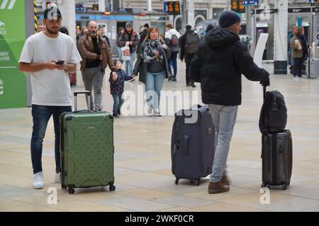 L'agitation de la gare ferroviaire de Paddington pendant que les navetteurs et les voyageurs se déplacent à travers la gare. Banque D'Images