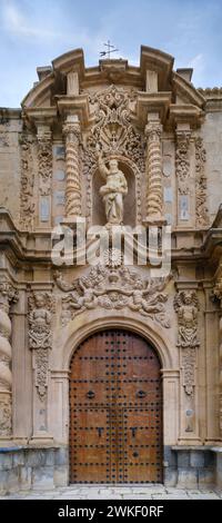 Orihuela, Alicante, Espagne.L'entrée ornée de l'église Santiago Apostol à Orihuela, Alicante, Espagne. Banque D'Images