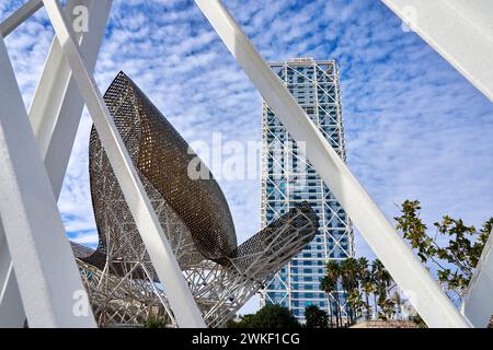 Sculpture de poisson d’or de Frank O. Gehry, Hotel Arts, Puerto Olímpico, Barcelone, Catalogne, Espagne. Banque D'Images