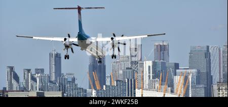 Luxair Bombardier DHC-8 Q400 LX-LGG Flybe avion turbopropulsé atterrissant à London City Airport toit de l'arène O2 Canary Wharf Skyline Tower Hamlets England UK Banque D'Images