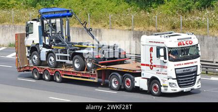 N Yates & Daughters transport Haulage business DAF XF hgv camion et semi-remorque à chargeur surbaissé avec Boughton Oldbury Hook Loader sur l'autoroute M25 Royaume-Uni Banque D'Images