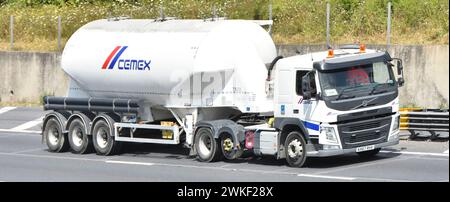 Cemex ciment blanc en vrac poudre sèche semi-remorque transporteur-citerne de livraison & Volvo FM unité de puissance Raised Economy essieu conduisant l'autoroute M25 Angleterre Royaume-Uni Banque D'Images