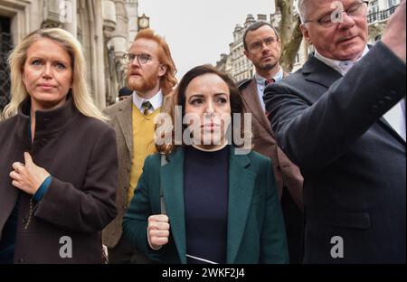 Stella Assange (C), l'épouse de Julian Assange, arrive à la Cour Royale de Justice alors que les manifestants se rassemblent pour la libération du fondateur de Wikileaks au début de son appel contre l'extradition vers les États-Unis. Banque D'Images