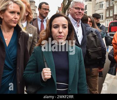 Stella Assange (c), la femme de Julian Assange, arrive à la Cour Royale de Justice alors que les manifestants se rassemblent pour la libération du fondateur de Wikileaks au début de son appel contre l'extradition vers les États-Unis. Banque D'Images