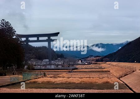 La plus grande porte torii du monde au Grand Sanctuaire de Kumano Hongu Taisha, Wakayama, Japon Banque D'Images