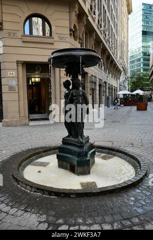 Belle fontaine noire dans la vieille ville de Santiago, Barrio de la Bolsa, Santiago, Chili. Banque D'Images