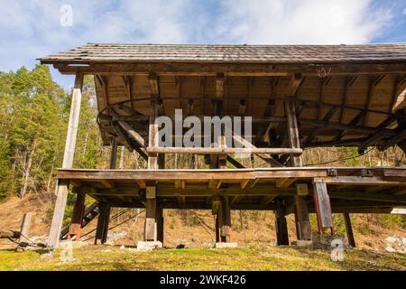 Golobar Telpher Line Lower Station, Slovénie - un téléphérique historique en bois. Un téléphérique forestier construit pendant la première Guerre mondiale puis adapté à l'industrie forestière Banque D'Images