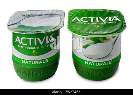 Italie - 20 février 2024 : Activia au probiotique bifidus, yaourt naturel en paquets italiens isolés sur blanc avec chemin de coupe. Activia fait partie de th Banque D'Images