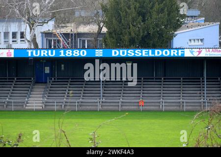 Düsseldorf 20.02.2024 Turu 1880 Sportverein Sportplatz Fussballverein Fußballclub Fussballplatz Fussballstadion Zuschauertribüne Rasenfläche Spielfeld internationales Osterturnier Düsseldorf Nordrhein-Westfalen Deutschland *** Düsseldorf 20 02 2024 Turu 1880 sport club de sport terrain de football football stade de football spectateur stand gazon tournoi international de pâques Düsseldorf Rhénanie du Nord-Westphalie Allemagne Banque D'Images