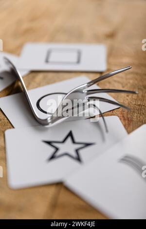 Art of Fork Bending, How to Bend Forks with Your Mind Banque D'Images