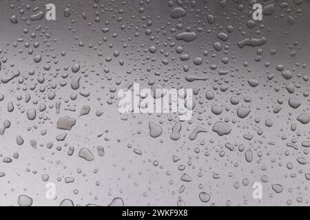 fond abstrait de gouttes de pluie sur la surface de siège en métal Banque D'Images