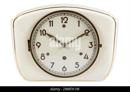 Belle vieille horloge de cuisine en céramique avec des pointeurs en métal isolés sur blanc Banque D'Images