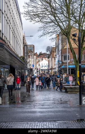 High Street animée par un jour de pluie, Lincoln City, Lincolnshire, Angleterre, Royaume-Uni Banque D'Images