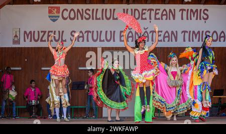 TIMISOARA, ROUMANIE - 7 JUILLET 2019 : jeunes danseurs colombiens en costume traditionnel présents au festival folklorique international, International Festiv Banque D'Images