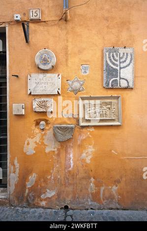 Mur du Circolo 'I ragazzi del 48', centre culturel fermé en 2017 en raison du manque de fonds, via della Reginella, Ghetto juif, Rome, Latium, Italie Banque D'Images