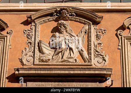 Sculpture représentant Saint André avec un poisson au-dessus de l'entrée de l'Oratoire Saint André des poissonniers, ghetto juif, Rome, Latium, Italie Banque D'Images