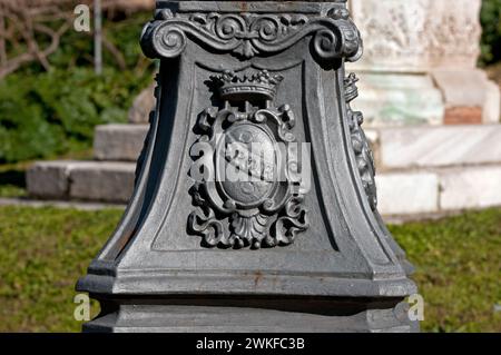 Base de lampadaire avec logo SPQR (Senatus Populusque Romanus), centre historique de Rome, Latium, Italie Banque D'Images