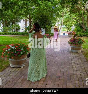 Deux femmes élégantes dans de longues robes maxi élégantes marchant dans un parc vinicole Banque D'Images