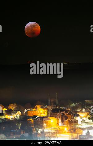 Double exposition de la Lunar Eclipse Super Blood Moon de 2019 au-dessus de Guttenberg, Iowa Banque D'Images