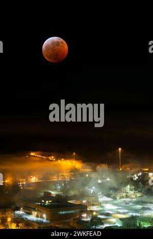 Double exposition de la Lunar Eclipse Super Blood Moon de 2019 au-dessus de Guttenberg, Iowa Banque D'Images