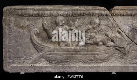 Sarcophage de Jonas. Couvercle de sarcophage d'un individu adulte qui a été réutilisé dans le cadre de la couverture des tombes d'une nécropole wisigothique. Il représente le cycle du prophète Jonas, en trois scènes consécutives le long de tout le front. Détail du fragment montrant Jonas jeté à la mer et avalé par la baleine. Marbre blanc Estremoz. Fin du IVe siècle. De la villa romaine de Carranque, province de Tolède, Espagne. Musée des conseils wisigoth et de la culture. Tolède, Castille-la Manche, Espagne. Banque D'Images