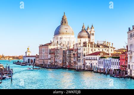 Vue magnifique sur le Grand canal et la basilique Santa Maria della Salute pendant le coucher du soleil à Venise, Italie. Banque D'Images