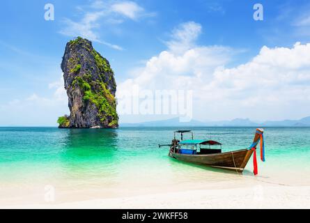 Bateau traditionnel thaïlandais à longue queue en bois et belle plage de sable sur l'île de Koh Poda dans la province de Krabi, Thaïlande. Banque D'Images