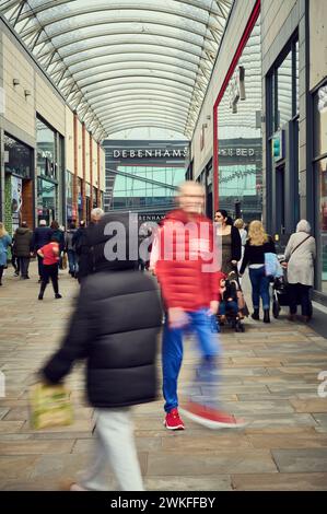 Acheteurs dans le centre commercial Trinity Walk, Wakefield Banque D'Images