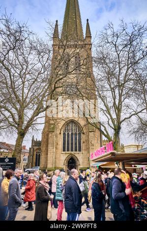 Festival de rhubarbe de Wakefield 2024. Faites la queue à la Rhubarb Hut avec la cathédrale en arrière-plan Banque D'Images