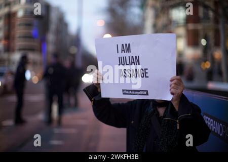 Madrid, Madrid, Espagne. 20 février 2024. Des militants et des partisans de Julian Assange avec des banderoles organisent un rassemblement devant l'ambassade des États-Unis à Madrid, pour soutenir le fondateur de Wikileaks, Julian Assange et exiger qu'il ne soit pas envoyé aux États-Unis. (Crédit image : © Luis Soto/ZUMA Press Wire) USAGE ÉDITORIAL SEULEMENT! Non destiné à UN USAGE commercial ! Banque D'Images