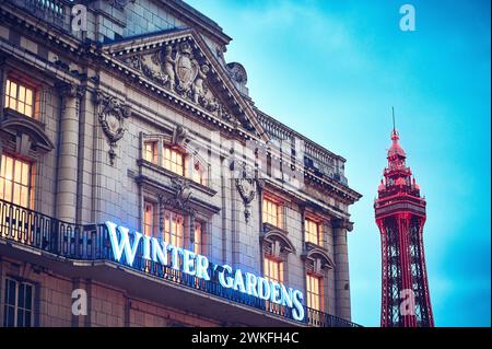 Blackpool Winter Gardens avec la tour illuminée en rouge Banque D'Images